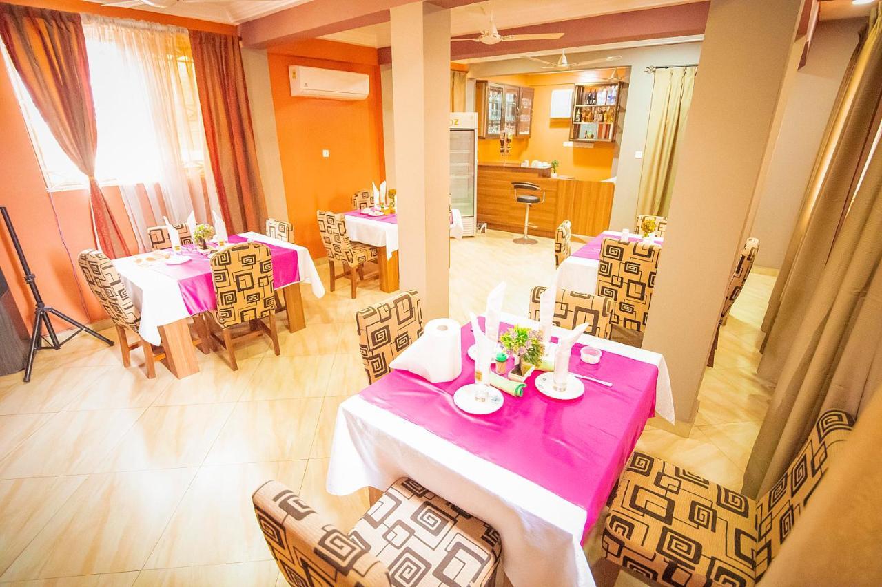 Hilton View Hotel Ogbodjo Екстер'єр фото