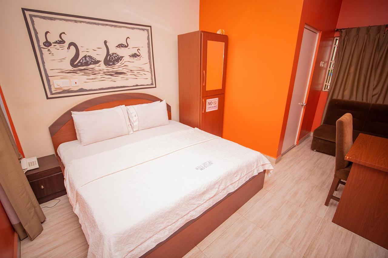 Hilton View Hotel Ogbodjo Екстер'єр фото