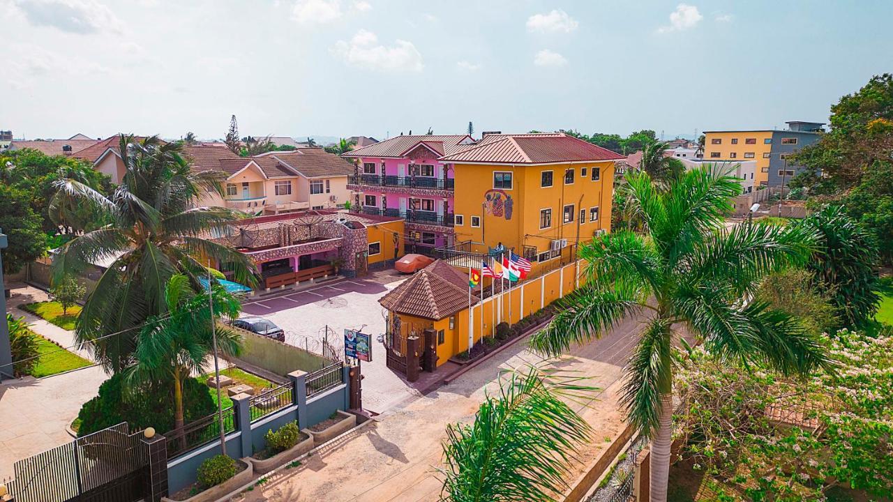 Hilton View Hotel Ogbodjo Екстер'єр фото