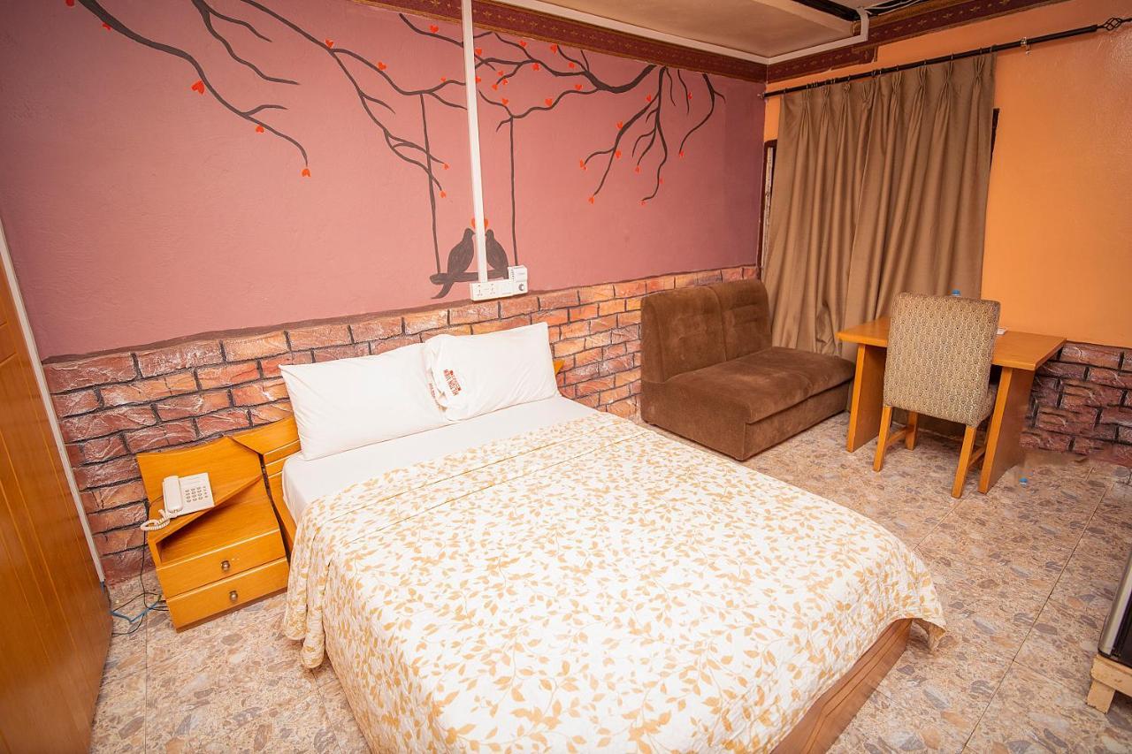 Hilton View Hotel Ogbodjo Екстер'єр фото