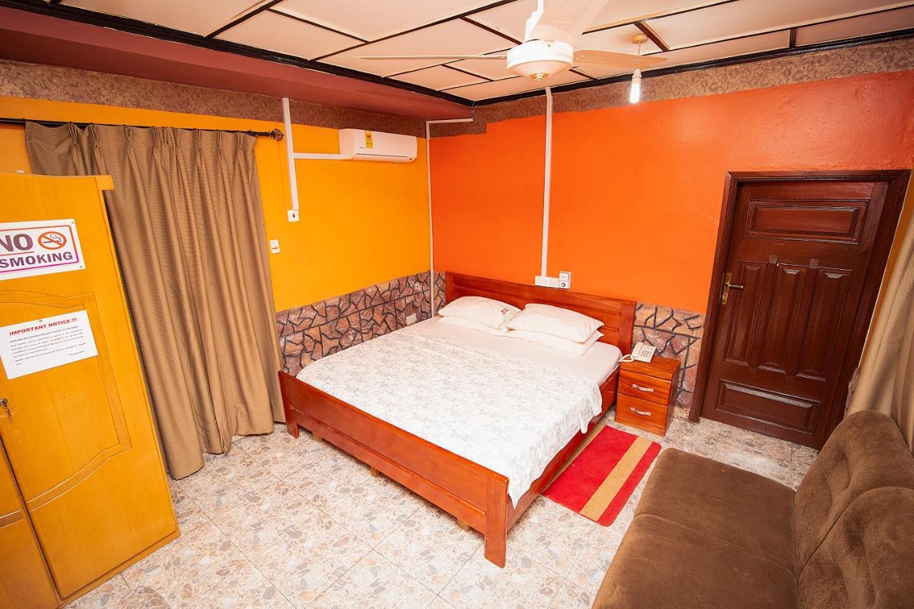 Hilton View Hotel Ogbodjo Екстер'єр фото