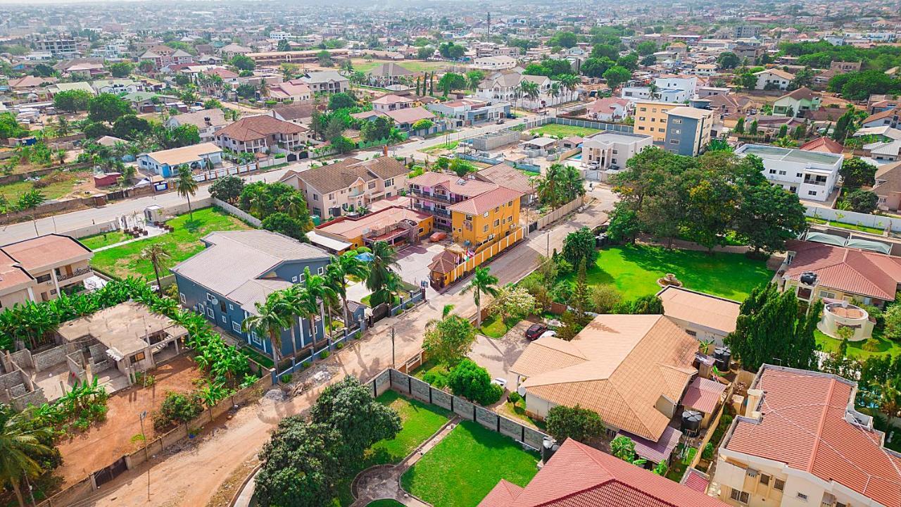 Hilton View Hotel Ogbodjo Екстер'єр фото
