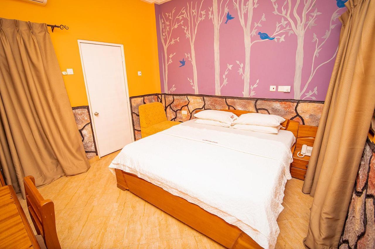 Hilton View Hotel Ogbodjo Екстер'єр фото