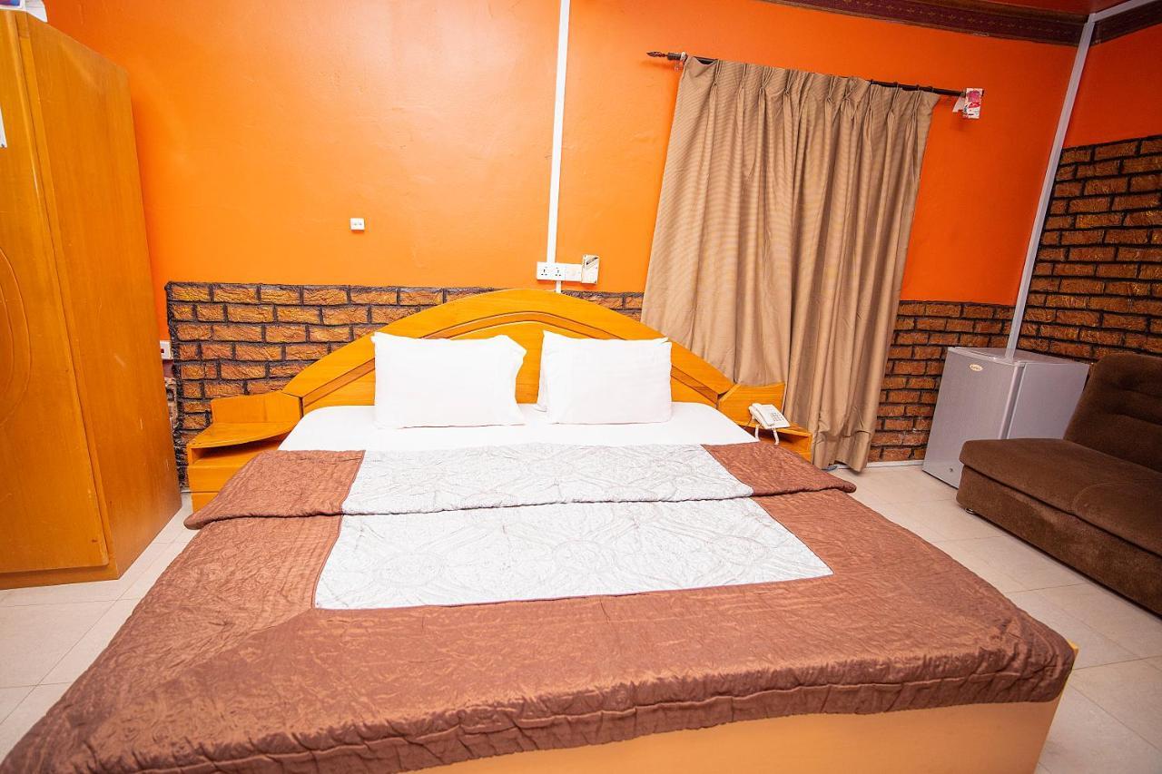 Hilton View Hotel Ogbodjo Екстер'єр фото