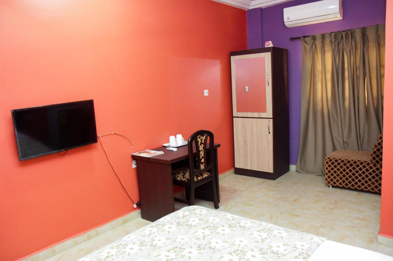 Hilton View Hotel Ogbodjo Екстер'єр фото