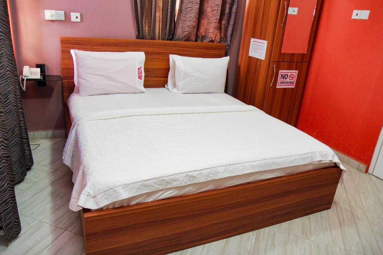Hilton View Hotel Ogbodjo Екстер'єр фото