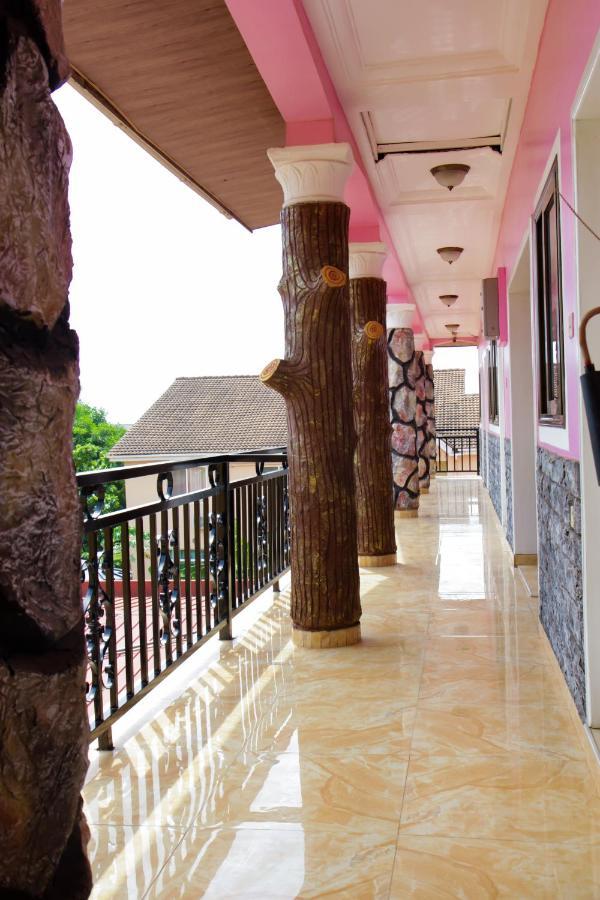 Hilton View Hotel Ogbodjo Екстер'єр фото