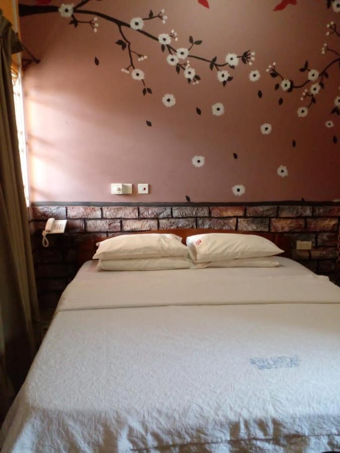 Hilton View Hotel Ogbodjo Екстер'єр фото